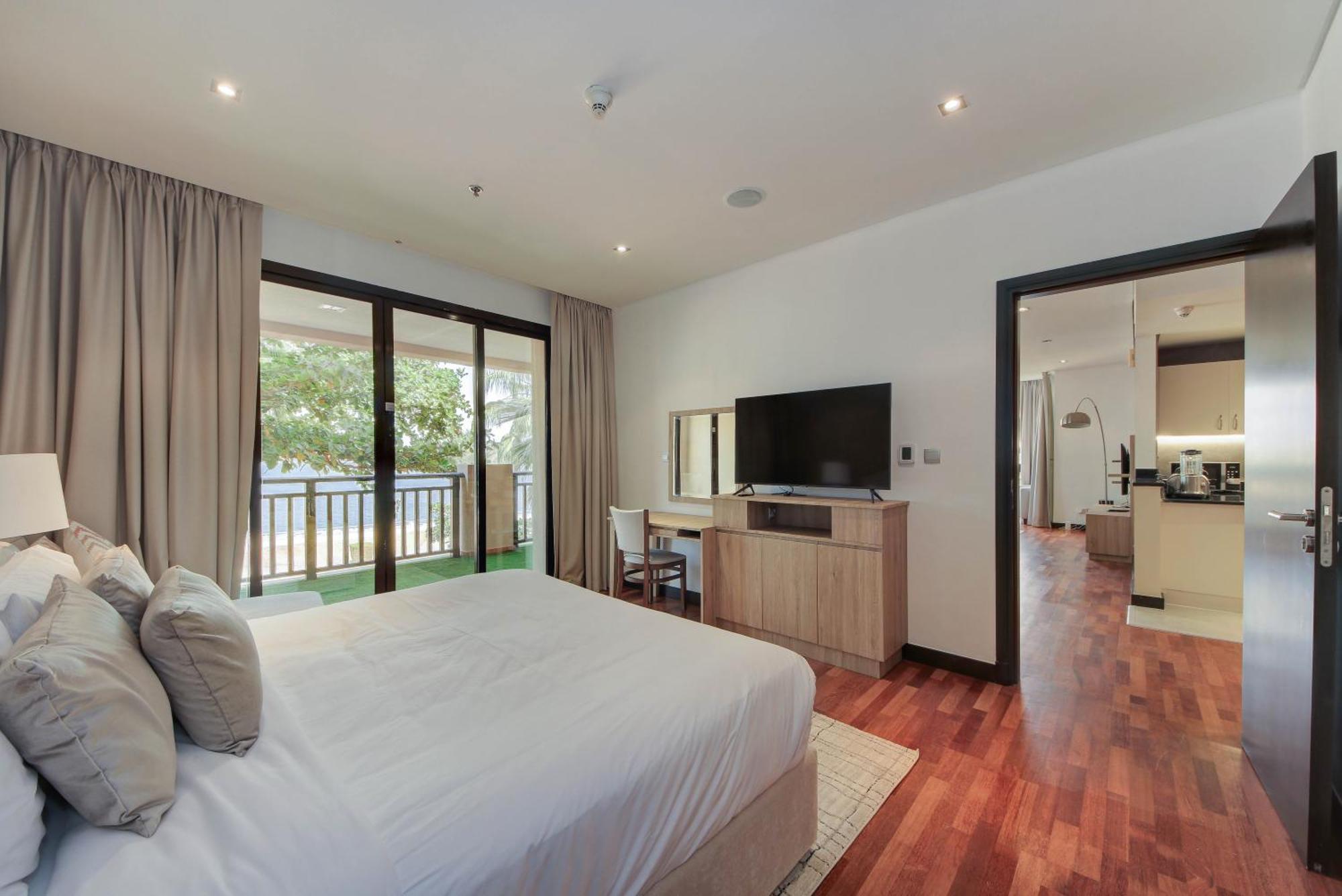 Luxe Getaways Royal Amwaj Palm Jumeirah Resort Apartment Holiday Home Дубай Екстериор снимка
