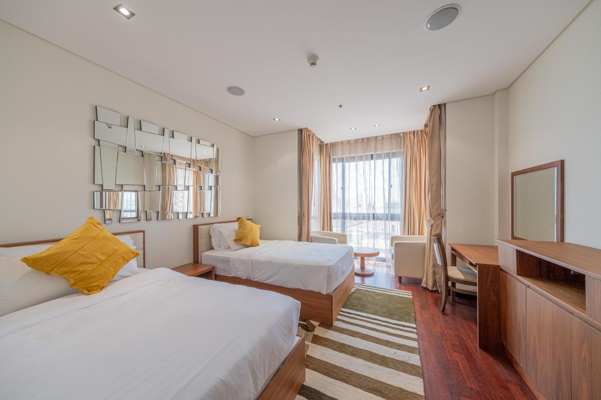Luxe Getaways Royal Amwaj Palm Jumeirah Resort Apartment Holiday Home Дубай Екстериор снимка